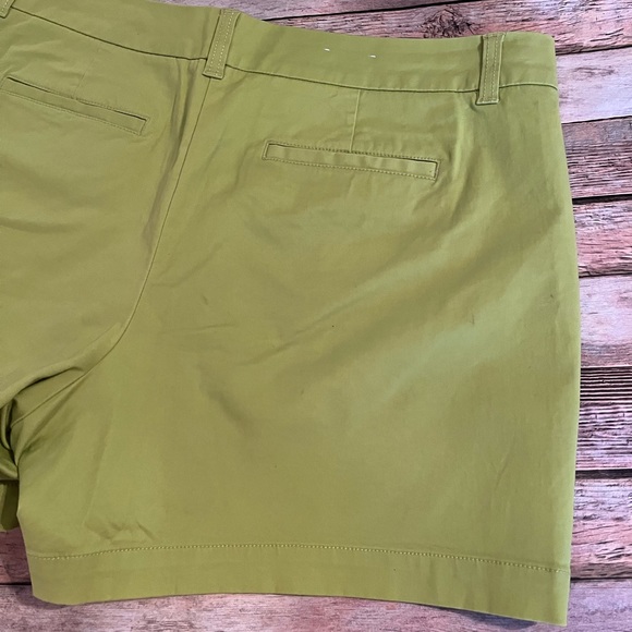 Crown & Ivy Women's Green Shorts Size 16 - Picture 7 of 8